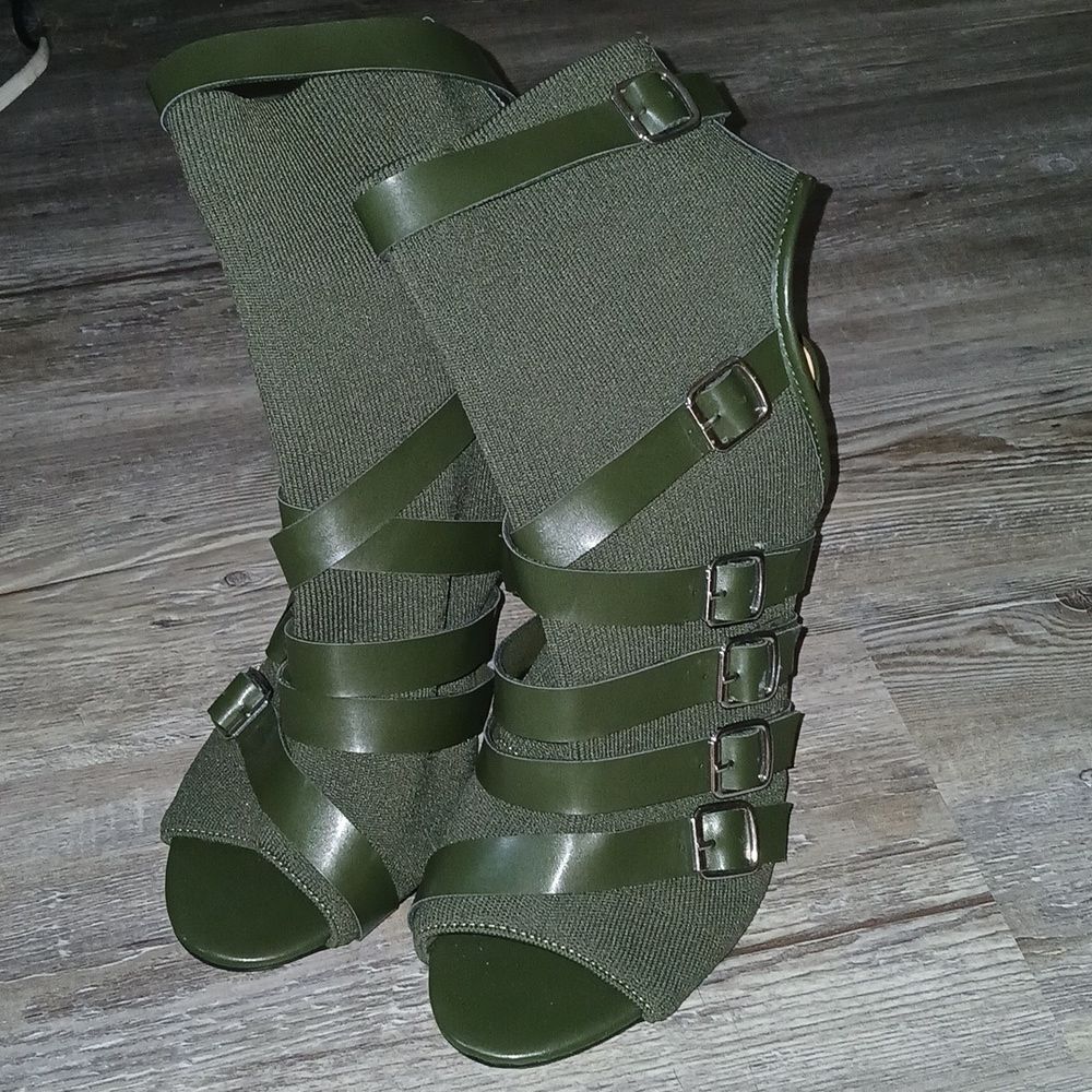 Nicole Miller Army green strappy open toe strappy heels  Sz 9 EUC